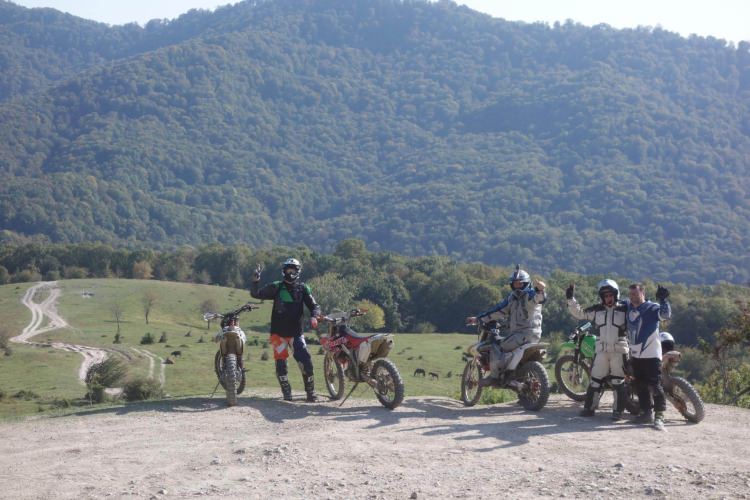 Riding adventure bikes on gravel roads, beginner course. How to ride